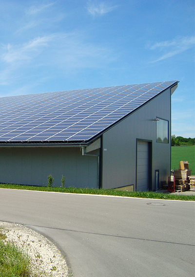 Solární panely na skladovém objektu